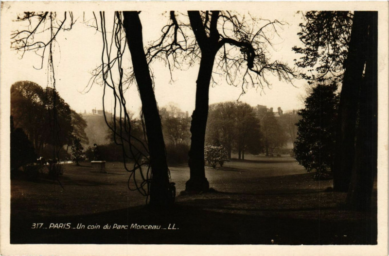 Carte postale ancienne Paris 8e - Un coin du Parc Monceau à Paris 8e