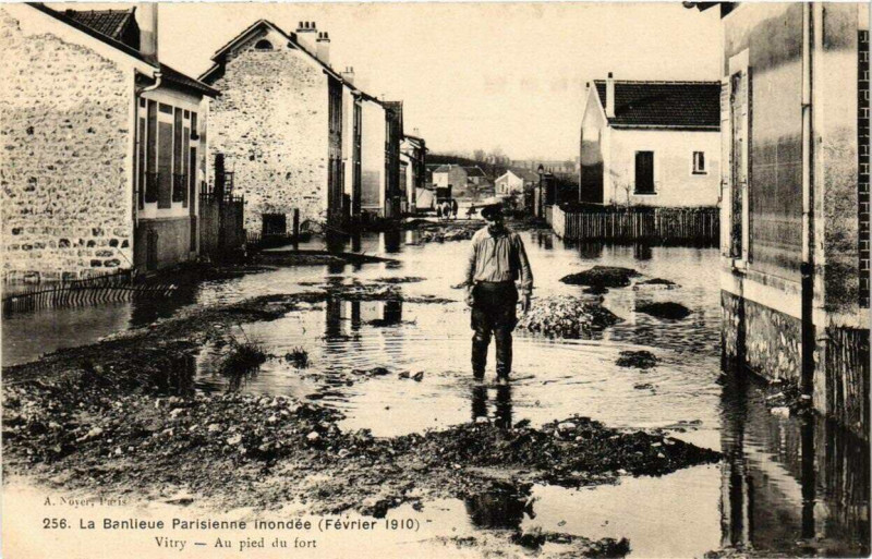 Carte postale ancienne Vitry Au pied du fort