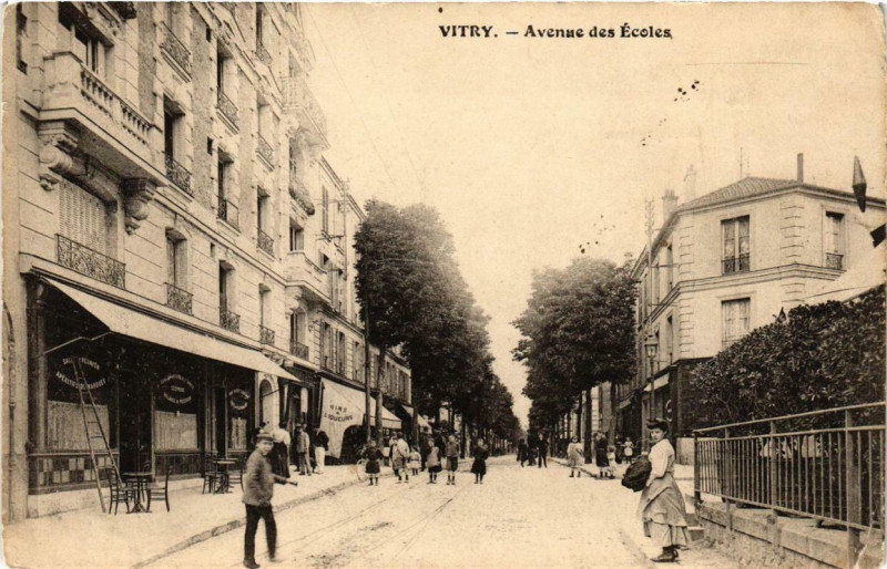 Carte postale ancienne Vitry Avenue des Ecoles