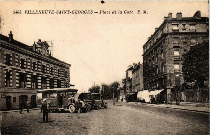 Carte postale ancienne Villeneuve-Saint-Georges Place de la Gare à Villeneuve-Saint-Georges