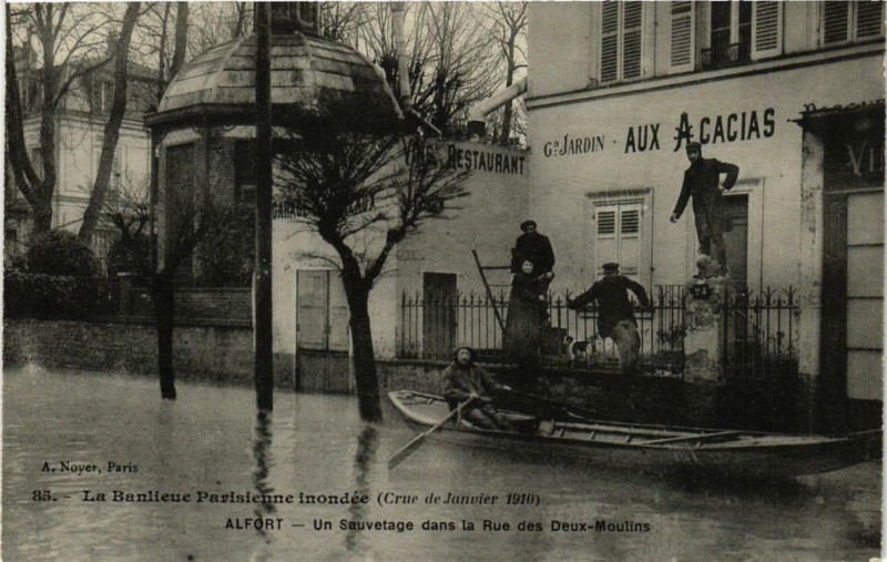 Carte postale ancienne Alfort Un Sauvetage dans la Rue des Deux-Moulins