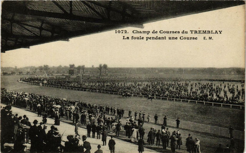 Carte postale ancienne Champ de Courses du Tremblay La foule pendant une Course