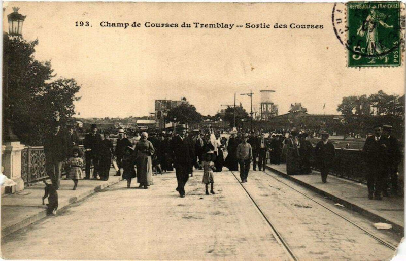 Carte postale ancienne Champ de Courses du Tremblay Sortie des Courses