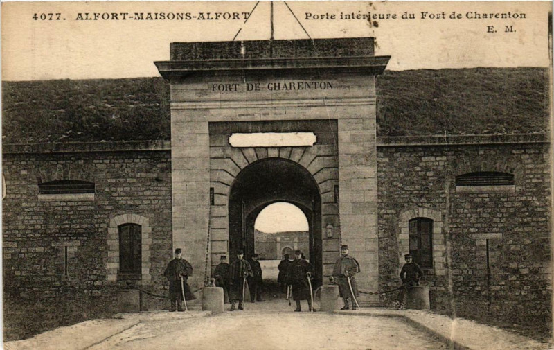 Carte postale ancienne Maisons-Alfort Porte intérieure du Fort de Charenton à Maisons-Alfort