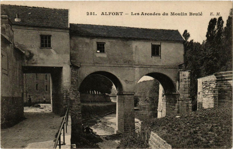 Carte postale ancienne Alfort Les Arcades du Moulin Brulé
