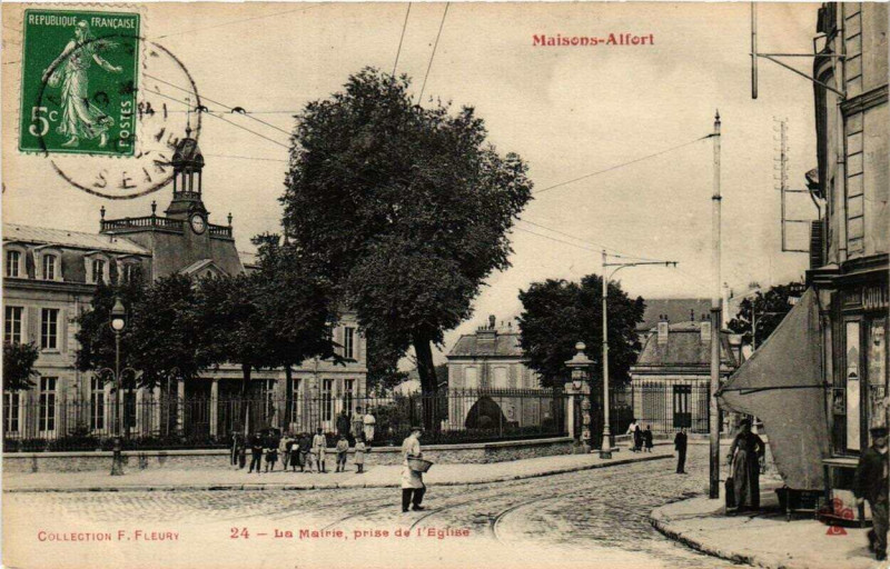 Carte postale ancienne Maisons-Alfort La Mairie prise de l'Eglise à Maisons-Alfort