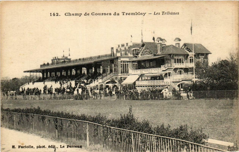 Carte postale ancienne Champ de Courses du Tremblay Les tribunes