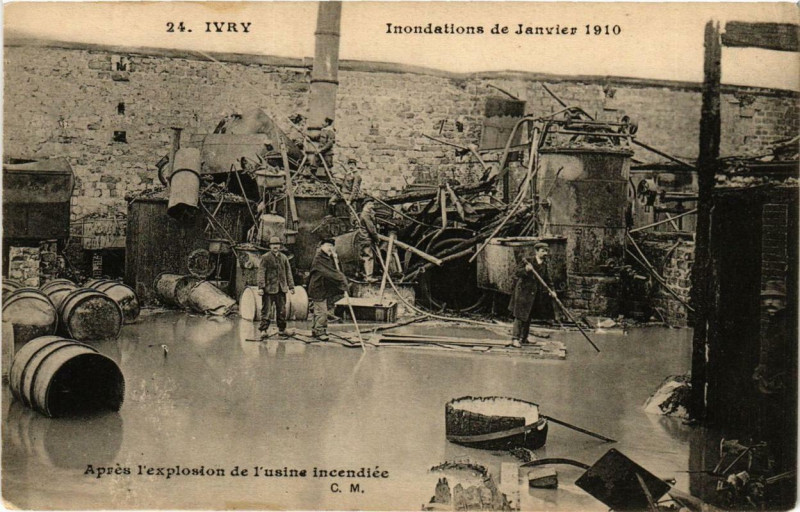 Carte postale ancienne Inondations de Janvier 1910 - Après l'explosion de l'usine incendiée à Ivry-sur-Seine