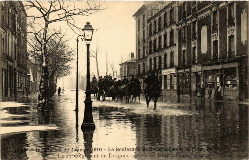 Carte postale ancienne Ivry Boulevard Sadi-Carnot Inondations 1910 à Ivry-sur-Seine