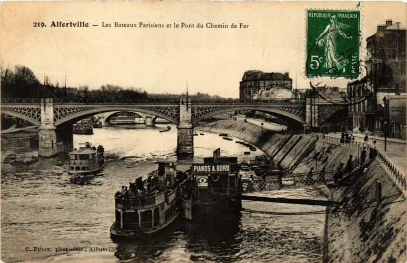 Carte postale ancienne Alfortville Les Baateaux Parisens et le Pont du Chemin de Fer à Alfortville