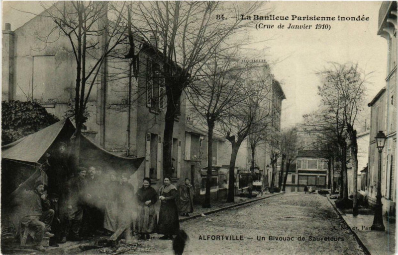 Carte postale ancienne Alfortville Un Biouvac de sauveteurs à Alfortville