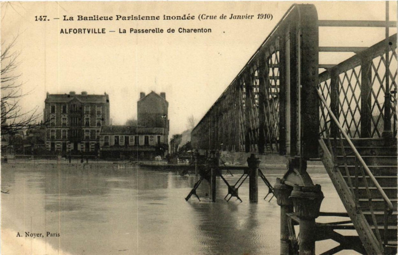 Carte postale ancienne Alfortville L Passerelle de Charenton à Alfortville