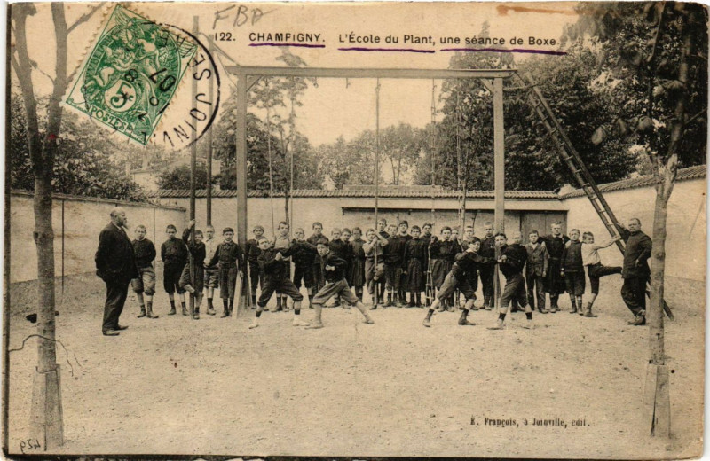 Carte postale ancienne Champigny - L'Ecole du Plant une séance de Boxe