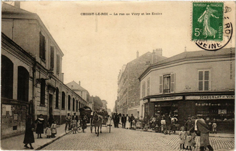 Carte postale ancienne Choisy-le-Roi - La rue de Vitry et les Ecoles à Choisy-le-Roi