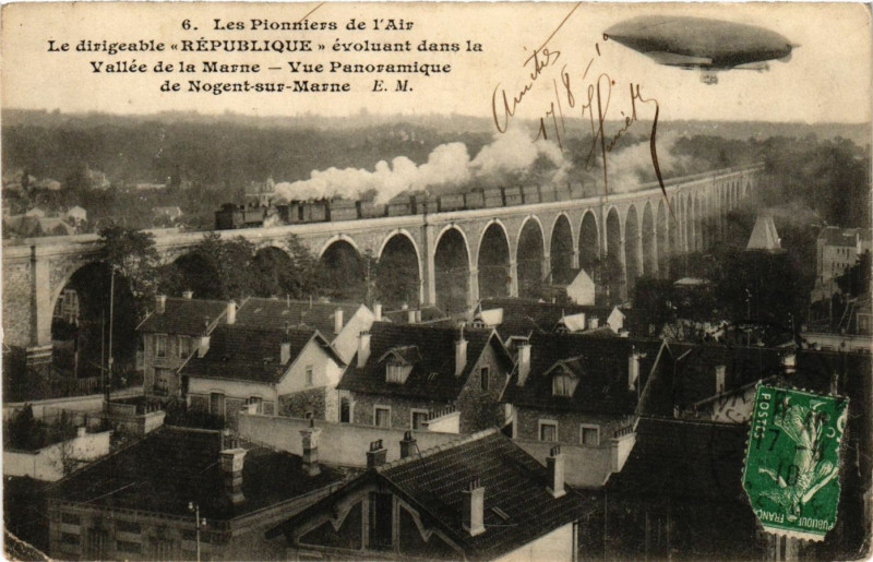 Carte postale ancienne Les Pionniers de l'Air dirigeable République évolant dans .. à Nogent-sur-Marne