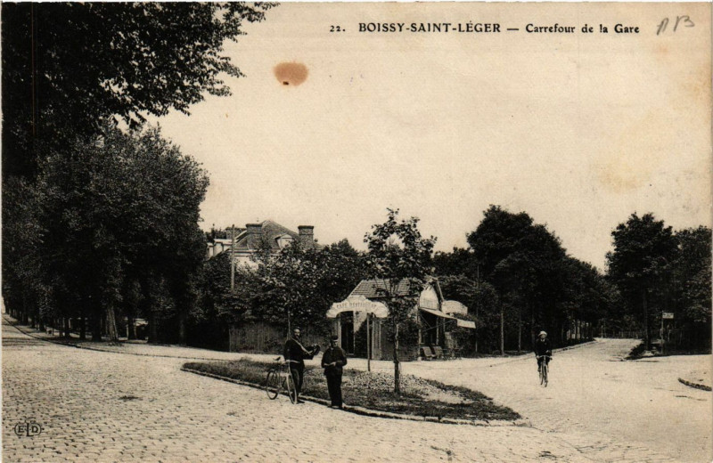 Carte postale ancienne Boissy-Saint-Leger - Carrefour de la Gare à Boissy-Saint-Léger