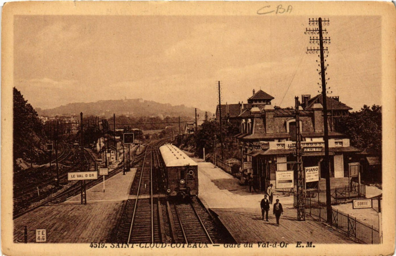 Carte postale ancienne Saint-Cloud-Coteaux - Gare du Val-d-Or à Saint-Cloud