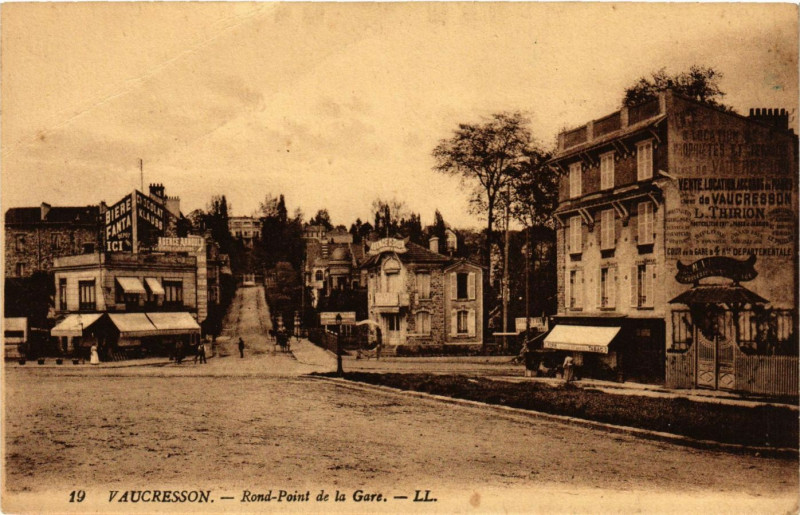 Carte postale ancienne Vaucresson - Rond-Point de la Gare à Vaucresson