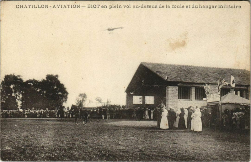 Carte postale ancienne Chatillon Biot en plein vol, hangar militaire à Châtillon