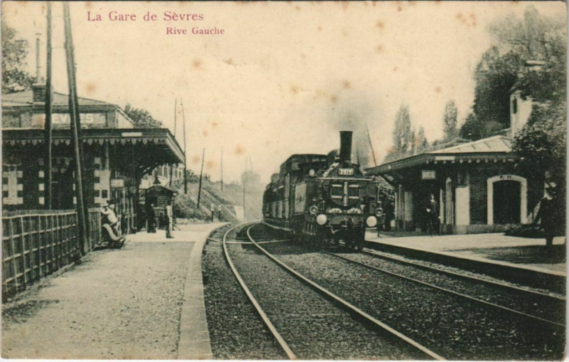 Carte postale ancienne Sevres La Gare Locomotive à Sèvres