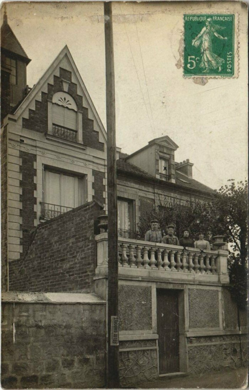 Carte postale ancienne Carte photo Nanterre Rue Parmentier famille sur la terrasse à Nanterre