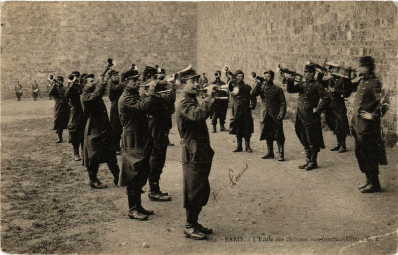 Carte postale ancienne Issy-les-Moulineaux L'Ecole des Tambours aux Fortifications à Issy-les-Moulineaux
