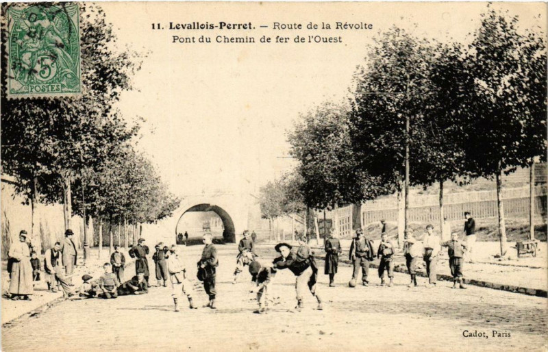 Carte postale ancienne Levallois-Perret Route de la Révolte Pont du Chemin de fer à Levallois-Perret