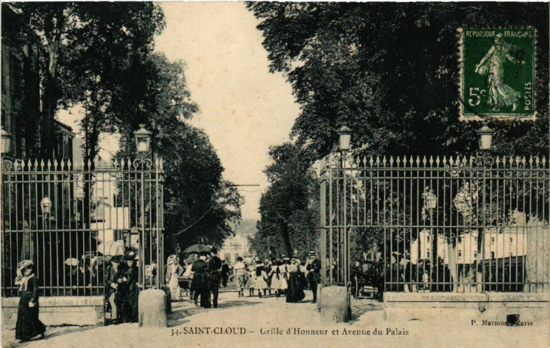 Carte postale ancienne Saint-Cloud - Grille d'Honneur et Avenue du Palais à Saint-Cloud