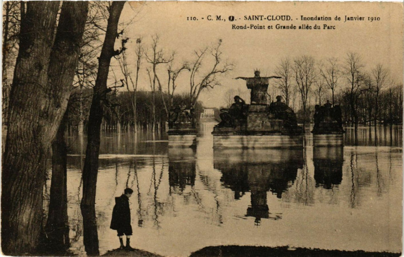 Carte postale ancienne Saint-Cloud - Inondation de Janvier 1910 - Rond-Point et Grande à Saint-Cloud