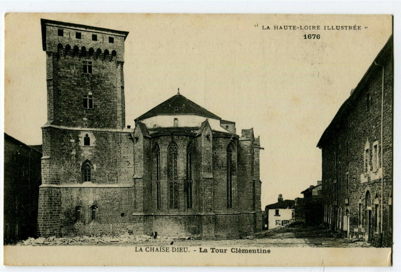 Carte postale ancienne Haute-Loire Eglise La Chaise-Dieu La Tour Clémentine à La Chaise-Dieu