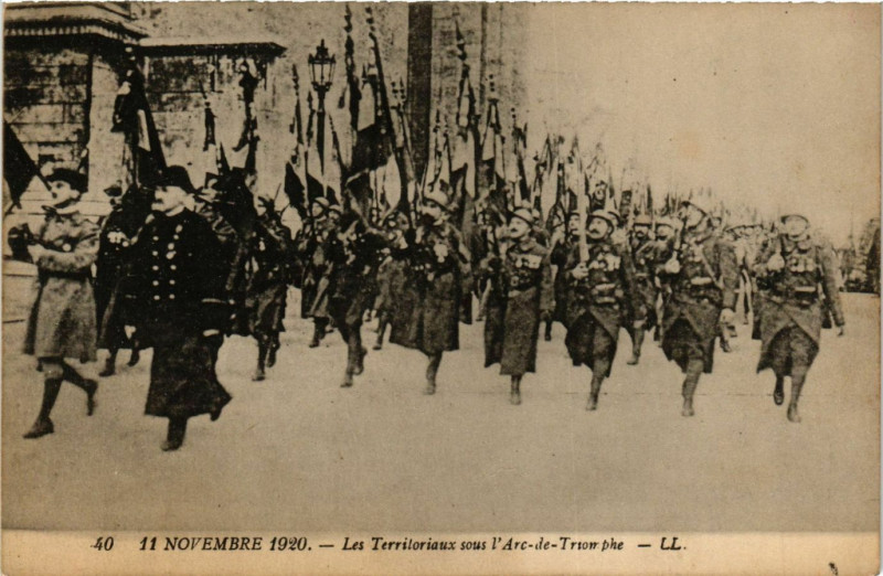 Carte postale ancienne Paris 8e Les Territoriaux sous l'Arc de Triomphe à Paris 8e