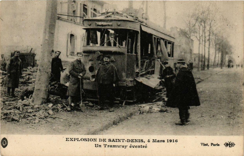 Carte postale ancienne Explosion de Saint-Denis 1916 Un Tramway éventré à Saint-Denis