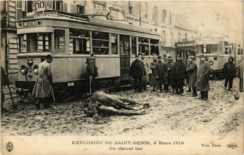 Carte postale ancienne Explosion de Saint-Denis 1916 Un cheval tué à Saint-Denis