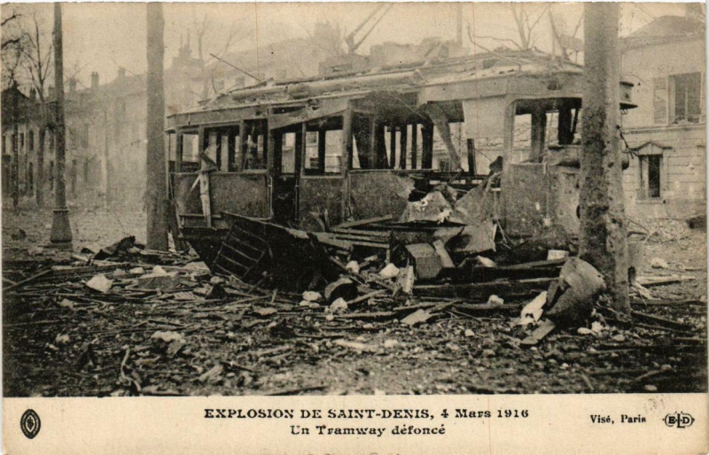 Carte postale ancienne Explosion de Saint-Denis 1916 Un Tramway défoncé à Saint-Denis