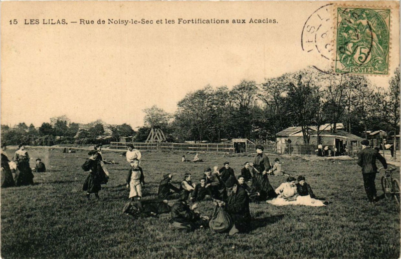 Carte postale ancienne Les Lilas Rue de Noisy-le-Sec et les Fortifications aux Acacias à Noisy-le-Sec