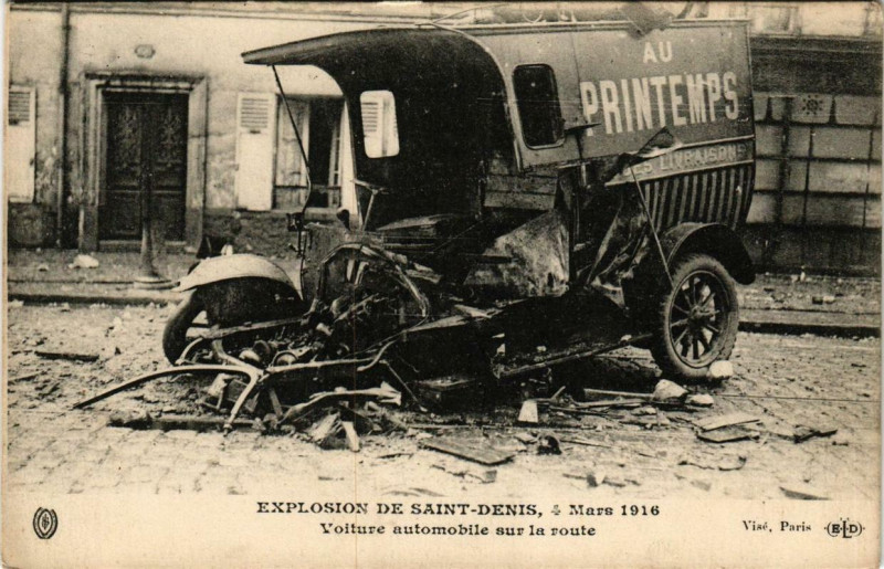 Carte postale ancienne Explosion de Saint-Denis 1916 Voiture automobile sur la route à Saint-Denis