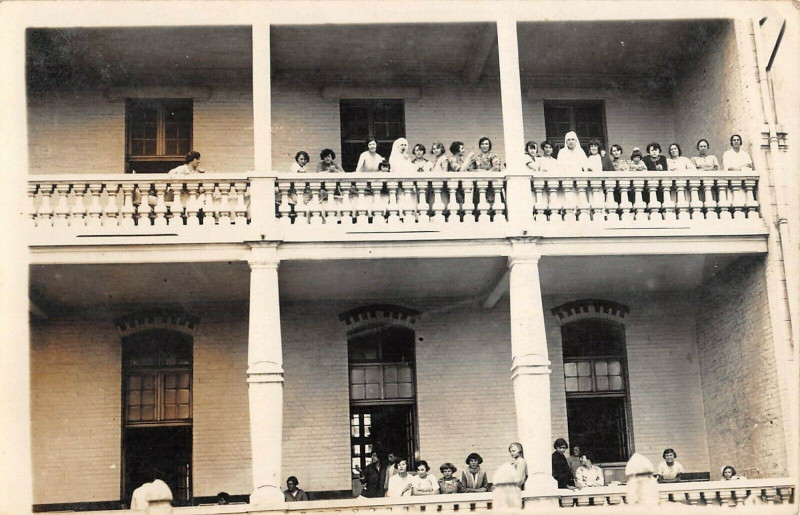Carte postale ancienne Berck Plage Carte Photo Sanatorium De L'Oise Sur Le Balcon (Goubert Phot à Berck