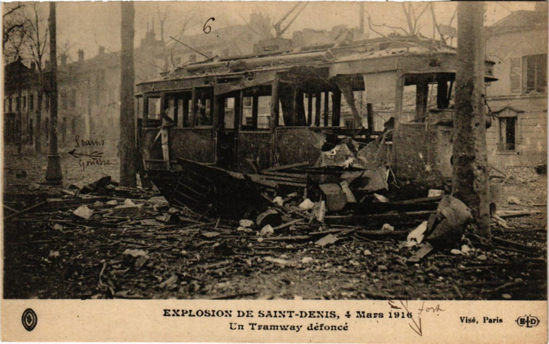 Carte postale ancienne Explosion de Saint-Denis 4 Mars 1916 - Un Tramway défoncé à Saint-Denis