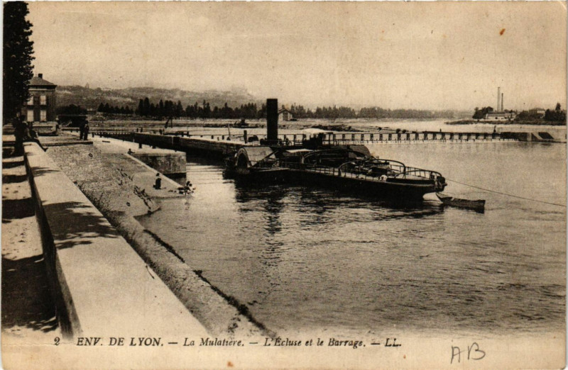 Carte postale ancienne La Mulatiere - L'Ecluse et le Barrage - Env. de Lyon à La Mulatière