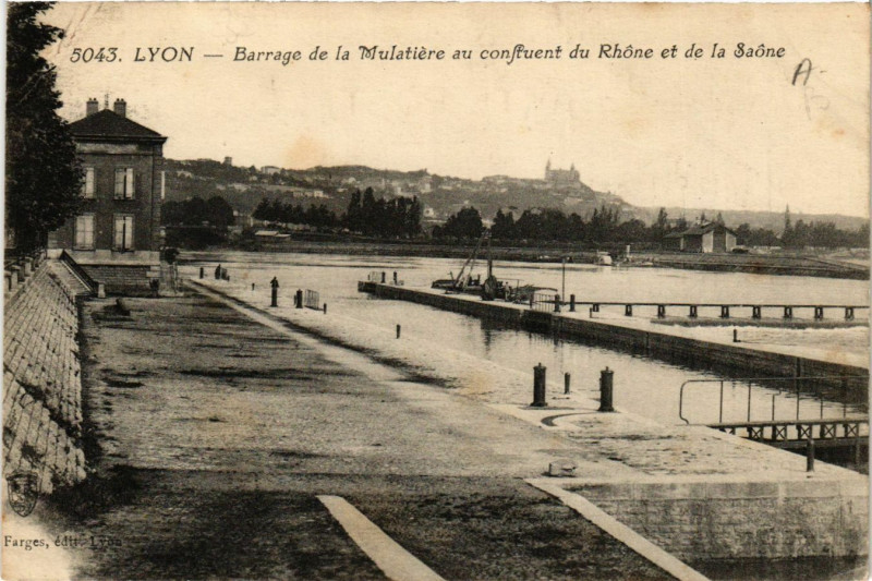 Carte postale ancienne Lyon - Barrage de la Mulatiere au confluent du Rhone à Lyon