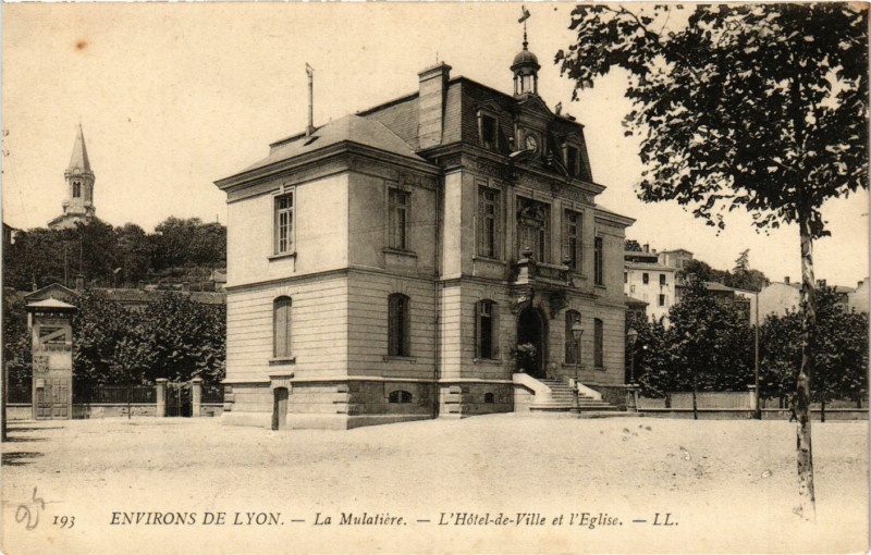 Carte postale ancienne La Mulatiere - L'Hotel-de-Ville et l'Eglise - Env. de Lyon à La Mulatière