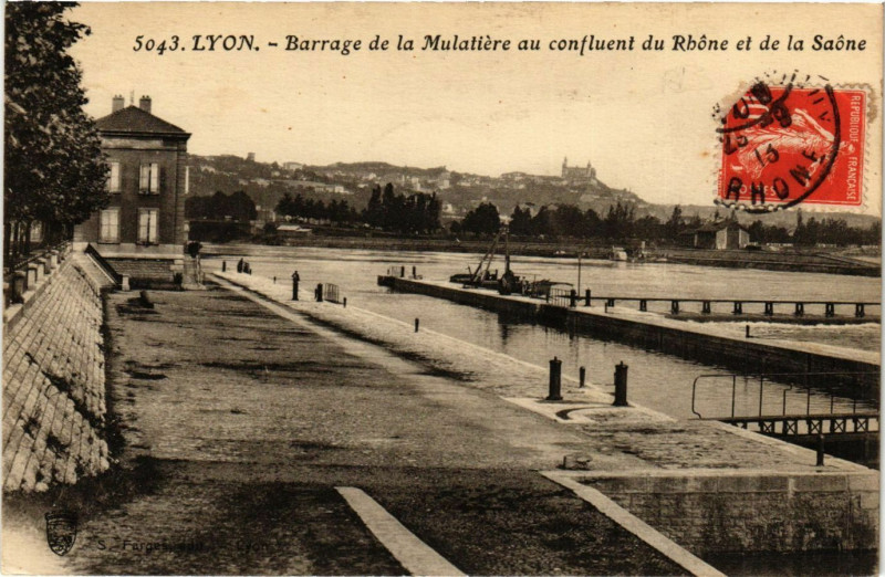 Carte postale ancienne Lyon - Barrage de la Mulatiere au confluent du Rhone à Lyon