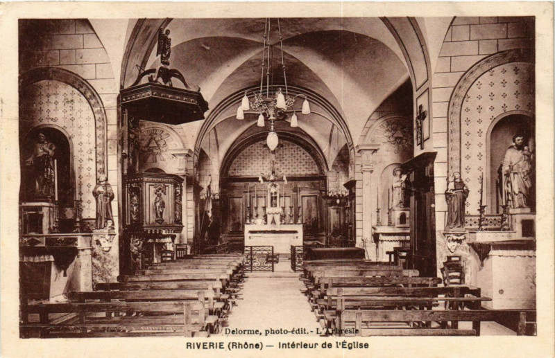Carte postale ancienne Riverie - Interieur de l'Eglise à Riverie