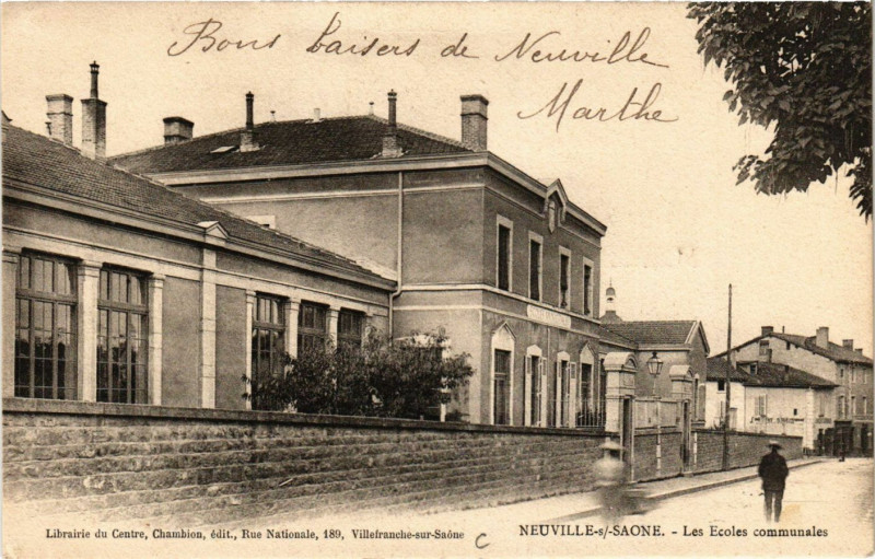 Carte postale ancienne Neuville-sur-Saone - Les Ecoles Communales à Neuville-sur-Saône