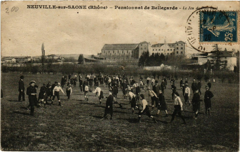Carte postale ancienne Neuville-sur-Saone - Pensionnat de Bellegarde - Le Jeu de Football à Neuville-sur-Saône