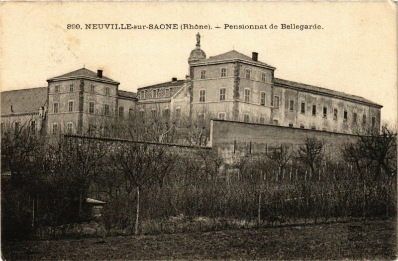 Carte postale ancienne Neuville-sur-Saone - Pensionnat de Bellegarde à Neuville-sur-Saône