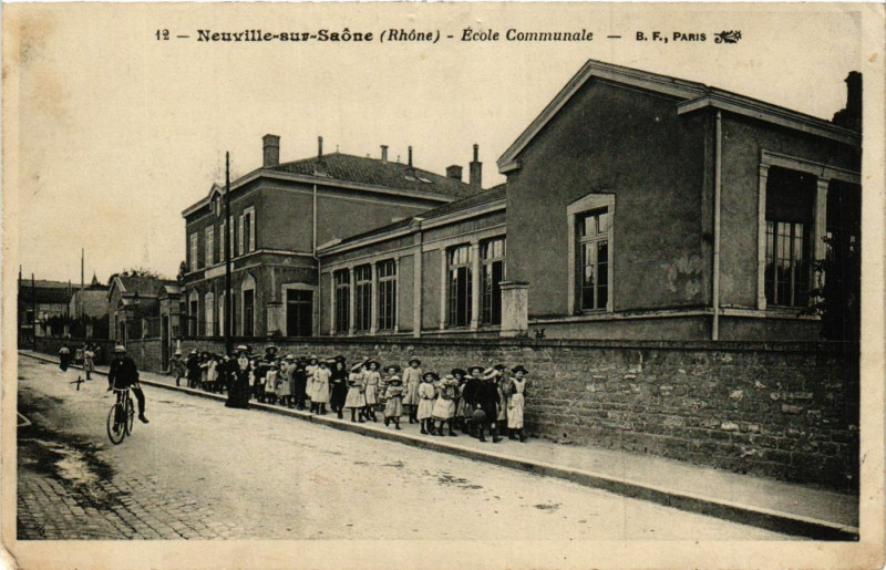 Carte postale ancienne Neuville-sur-Saone - Ecole Communale à Neuville-sur-Saône
