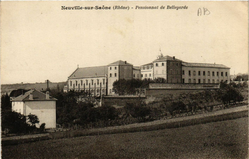 Carte postale ancienne Neuville-sur-Saone - Pensionnat de Bellegarde à Neuville-sur-Saône