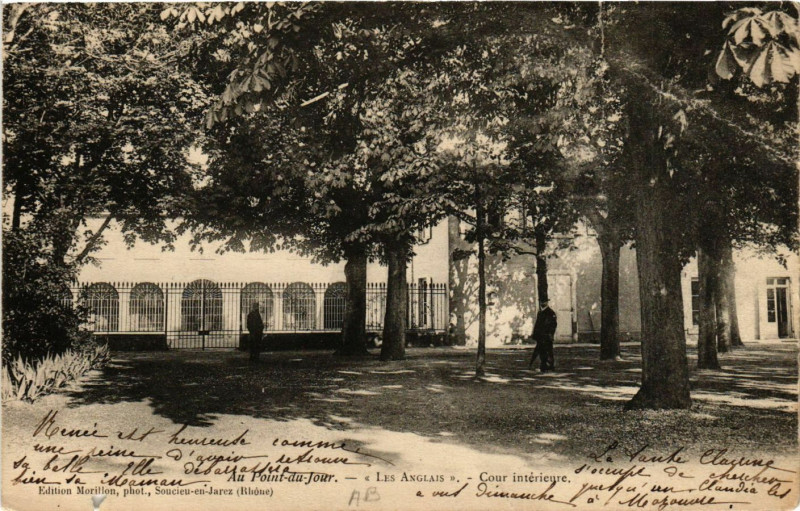 Carte postale ancienne Lyon - Au Point-du-Jour - Les Anglais - Cour Interieure à Lyon