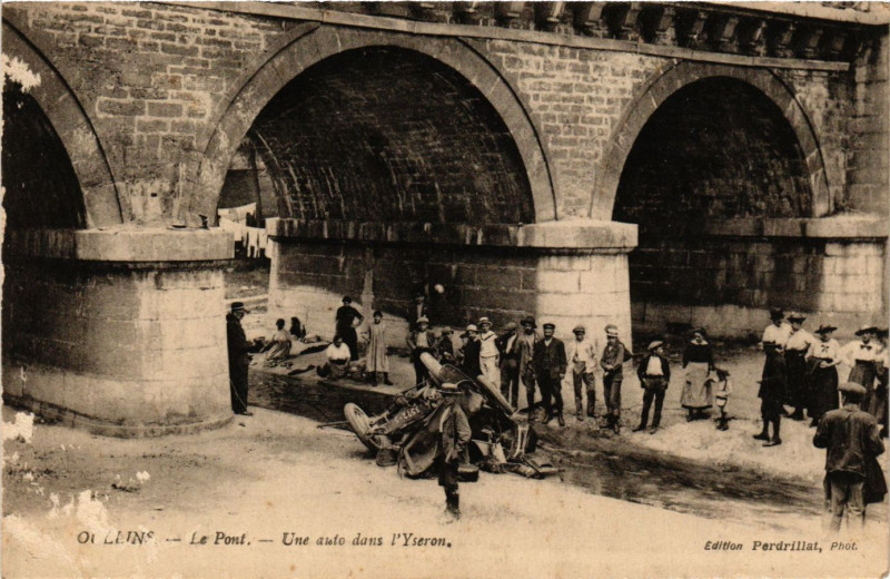 Carte postale ancienne Oullins - Le Pont - Une auto dans l'Yseron à Oullins